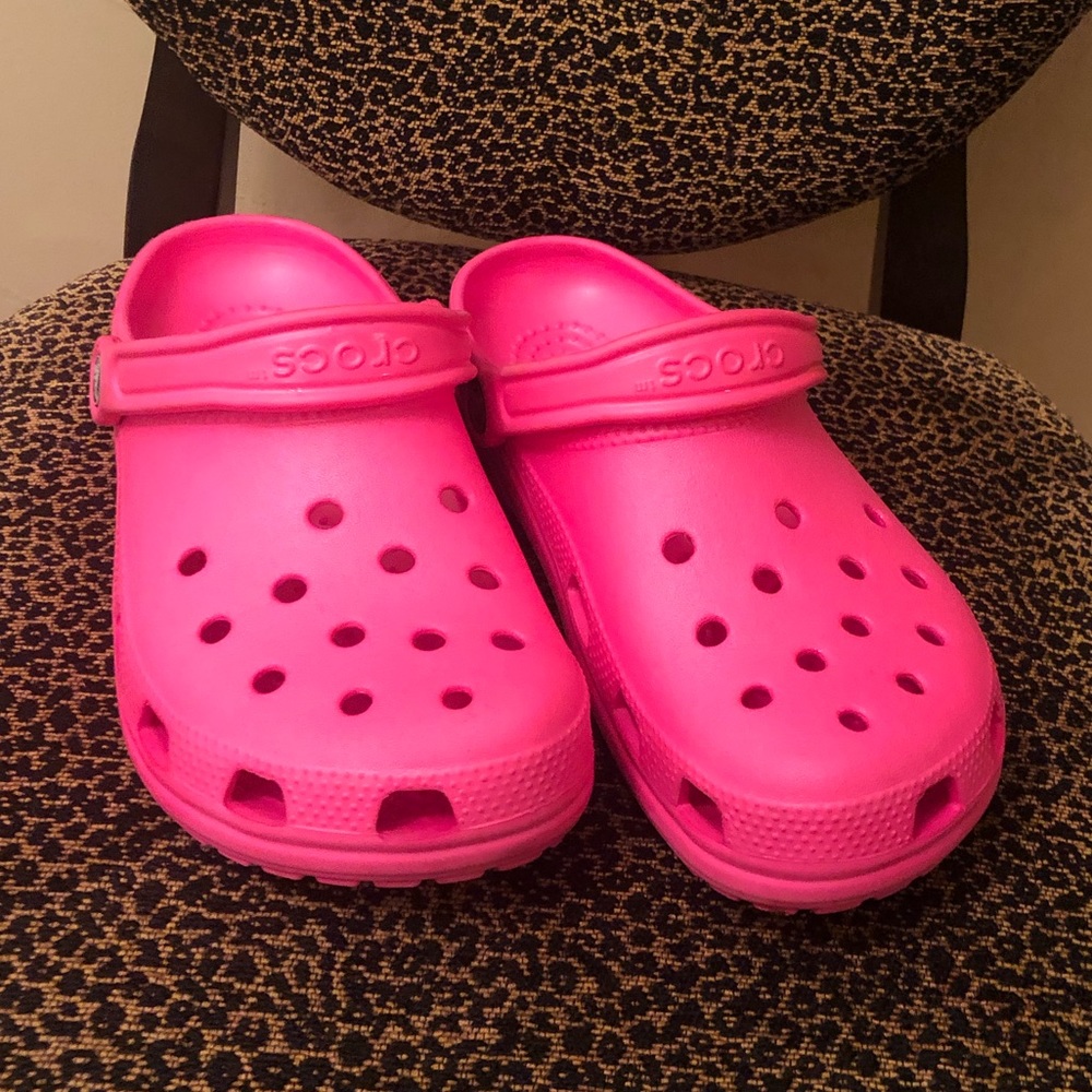 EUC CROCS HOT PINK CLASSIC VENT CLOG SIZE 7/9 WMS